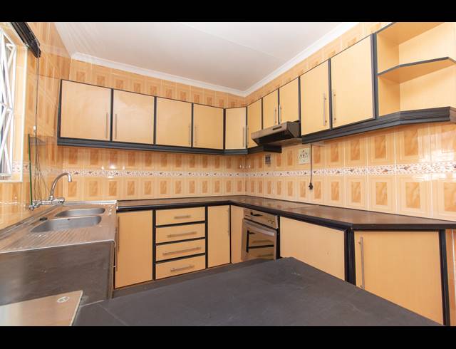 190M² BUILDING FOR SALE IN ARENA PARK